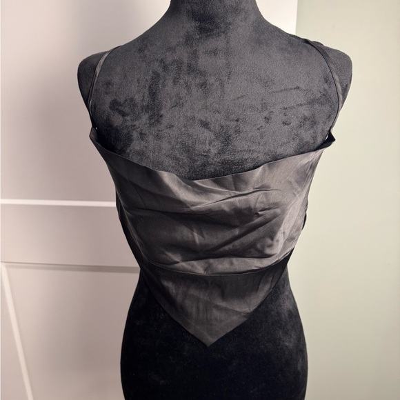 Danielle Bernstein Handkerchief Tank Top Black cropped satin - Picture 2 of 4